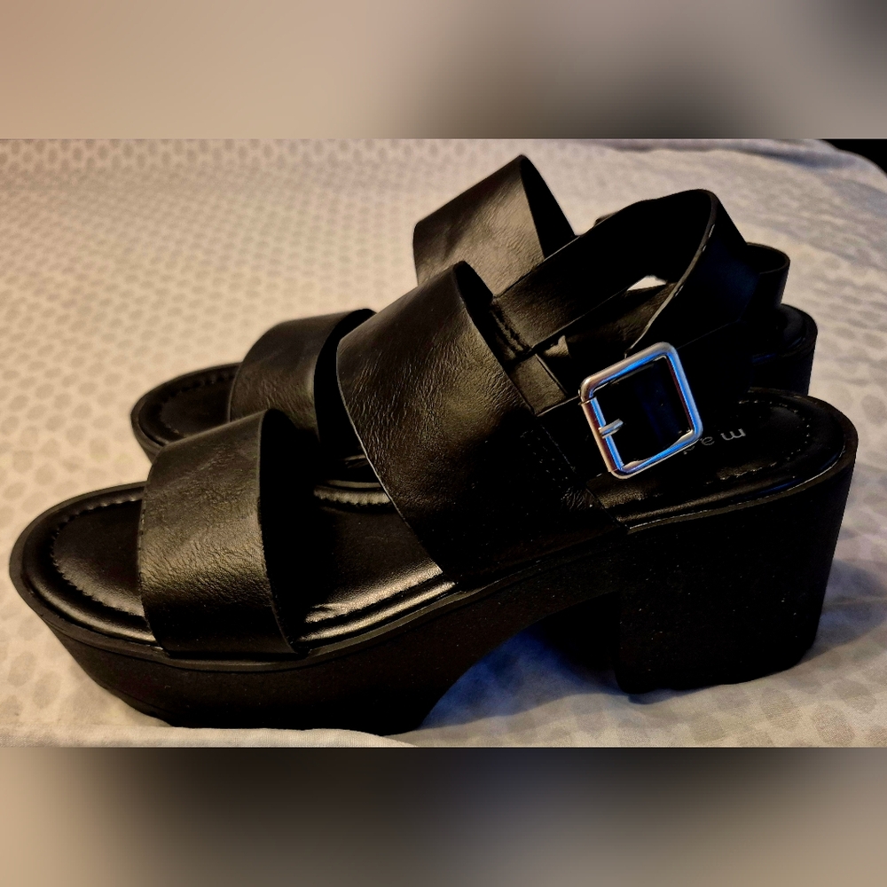 MADDEN GIRL Black Platform Sandels with Chunky Heel. Size 8. NEW